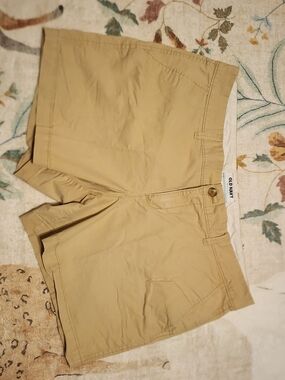 Old Navy Men's Flat-Front Shorts in Khaki
